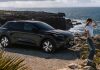 Deepal S05 híbrido chega a Portugal com uma nova forma de conduzir em modo elétrico Deepal S05 híbrido visto de frente e de lado junto ao mar