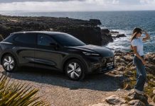 Deepal S05 híbrido chega a Portugal com uma nova forma de conduzir em modo elétrico Deepal S05 híbrido visto de frente e de lado junto ao mar