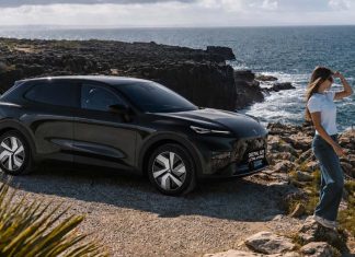 Deepal S05 híbrido chega a Portugal com uma nova forma de conduzir em modo elétrico Deepal S05 híbrido visto de frente e de lado junto ao mar