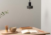 Design de iluminação chega a Portugal pelas mãos da Nedgis Design de iluminação com candeeiro suspenso sobre mesa de madeira