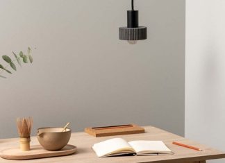 Design de iluminação chega a Portugal pelas mãos da Nedgis Design de iluminação com candeeiro suspenso sobre mesa de madeira