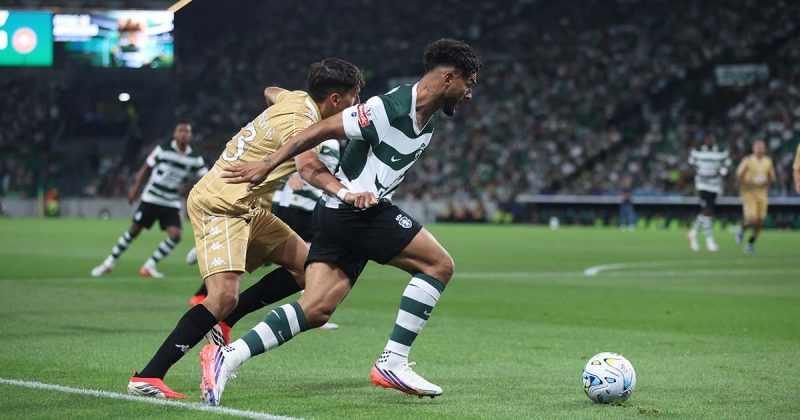 Jogadores lutam pela posse de bola a meio-campo durante o jogo do Sporting e do Nacional em Alvalade.