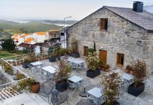 Escapadinhas em Portugal entre rooftops, vinhas e mar Escapadinhas em Portugal com vista para as Casas da Lapa, a aldeia e a Serra da Estrela