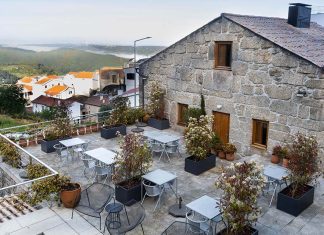 Escapadinhas em Portugal entre rooftops, vinhas e mar Escapadinhas em Portugal com vista para as Casas da Lapa, a aldeia e a Serra da Estrela
