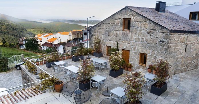 Escapadinhas em Portugal com vista para as Casas da Lapa, a aldeia e a Serra da Estrela