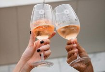 Espumantes portugueses em destaque no Sparkling Wine Affair Dois copos com espumantes portugueses erguidos num brinde