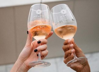 Espumantes portugueses em destaque no Sparkling Wine Affair Dois copos com espumantes portugueses erguidos num brinde