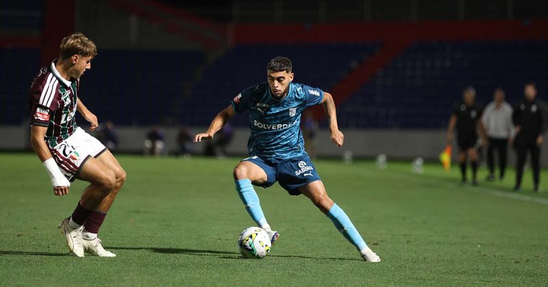 Estrela da Amadora frente ao Braga em duelo individual durante o encontro disputado em Alverca