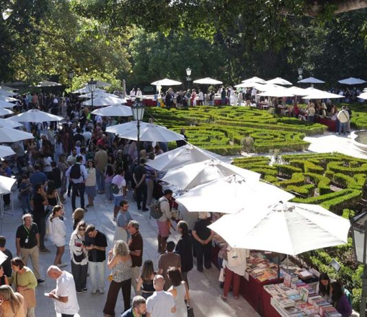 Festa do Livro em Belém enche os jardins de histórias, música e encontros Festa do Livro em Belém com leitores e bancas nos jardins do Palácio de Belém