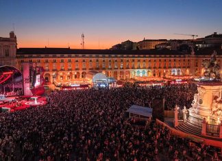 Festa na Praça Continente cruza fado, samba e gastronomia na Praça do Comércio Festa na Praça Continente com milhares de pessoas na Praça do Comércio, em Lisboa