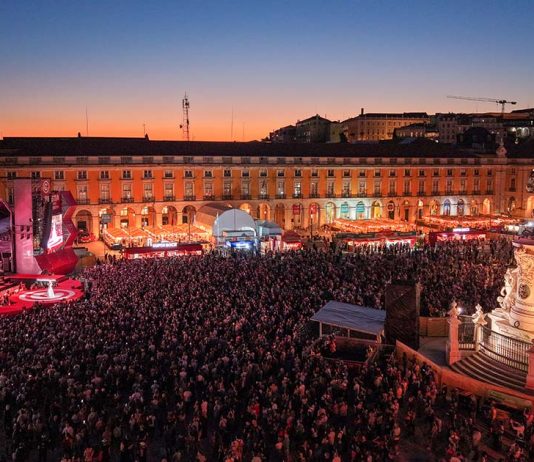Festa na Praça Continente cruza fado, samba e gastronomia na Praça do Comércio Festa na Praça Continente com milhares de pessoas na Praça do Comércio, em Lisboa
