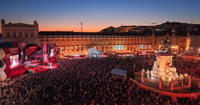 Festa na Praça Continente em Lisboa Festa na Praça Continente com milhares de pessoas na Praça do Comércio, em Lisboa