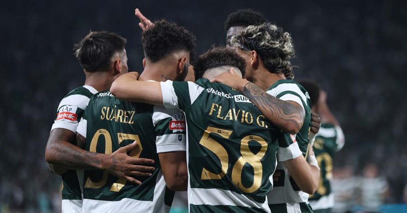 Jogadores re&uacute;nem-se para festejar o segundo golo apontado no jogo do Sporting e do Nacional.