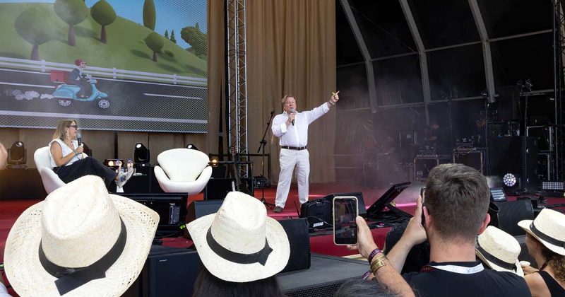 Herman Jos&eacute; atua no palco principal durante a Festa das Vindimas 2026