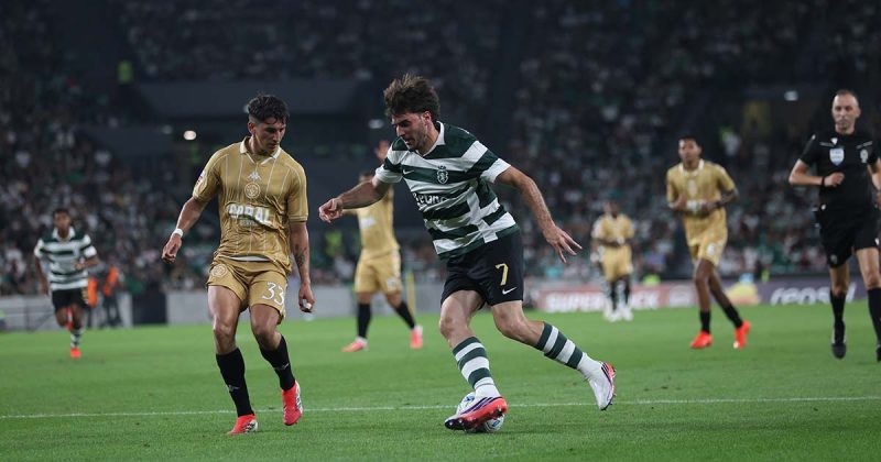 O avan&ccedil;ado grego Fotis Ioannidis conduz o esf&eacute;rico no ter&ccedil;o final durante o jogo do Sporting e do Nacional.