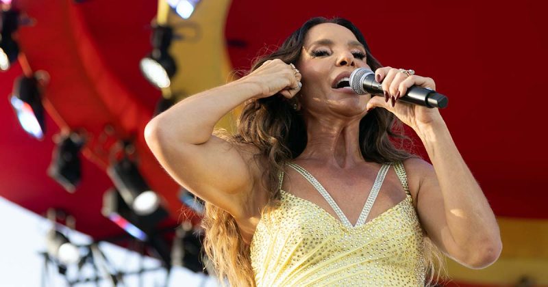 Grande plano da cantora Ivete no palco dos Jardins do Casino Estoril durante o projeto Ivete Clareou.