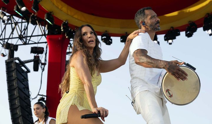 A cantora Ivete Sangalo ao lado de um percussionista no palco dos Jardins do Casino Estoril durante o projeto Ivete Clareou