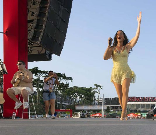 Ivete Sangalo transforma os Jardins do Casino Estoril numa grande roda de samba Ivete Sangalo atua no palco dos Jardins do Casino Estoril durante o espetáculo Ivete Clareou