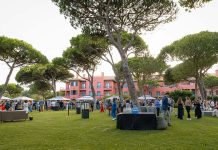 Wine Affair Cascais regressa à Quinta da Marinha com cerca de 200 vinhos e espumantes Jardins com pessoas, em ambiente de prova de vinhos no Wine Affair Cascais