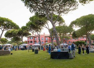 Wine Affair Cascais regressa à Quinta da Marinha com cerca de 200 vinhos e espumantes Jardins com pessoas, em ambiente de prova de vinhos no Wine Affair Cascais