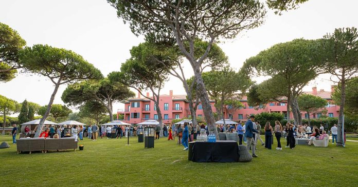Jardins da Quinta da Marinha com ambiente de prova de vinhos Jardins com pessoas, em ambiente de prova de vinhos no Wine Affair Cascais