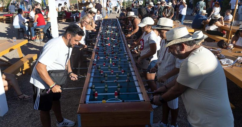 Visitantes jogam numa mesa gigante de matraquilhos na Festa das Vindimas 2026.