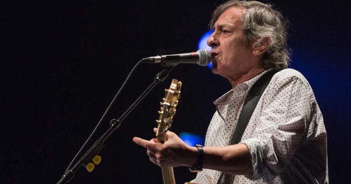 Jorge Palma e uma vida ligada à música Imagem de palco que ilustra a carreira de Jorge Palma e o seu legado na música portuguesa