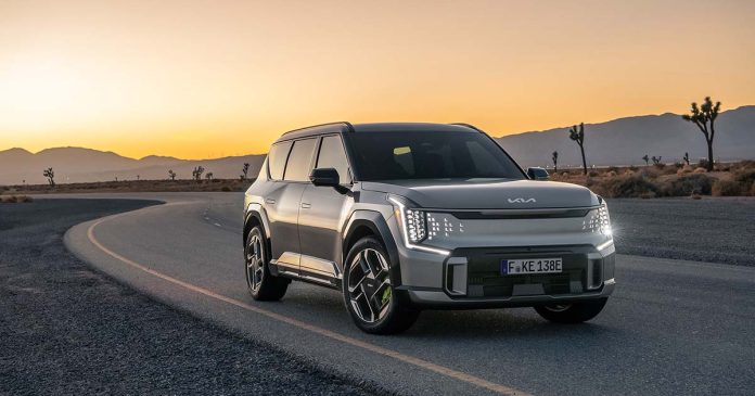 Kia EV9 GT de frente e de lado Kia EV9 GT visto de frente e de lado