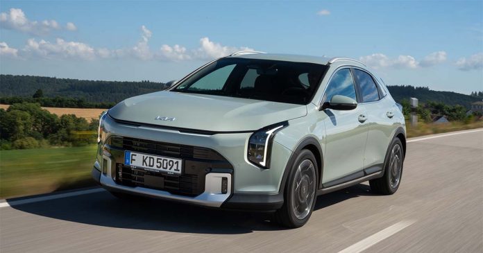 Kia XCeed com design renovado Kia XCeed em andamento numa estrada, com o novo desenho dianteiro do crossover em destaque