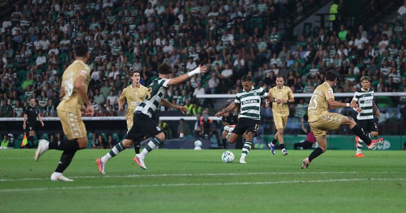Jogada de envolvimento coletivo no meio-campo ofensivo durante o jogo do Sporting e do Nacional.