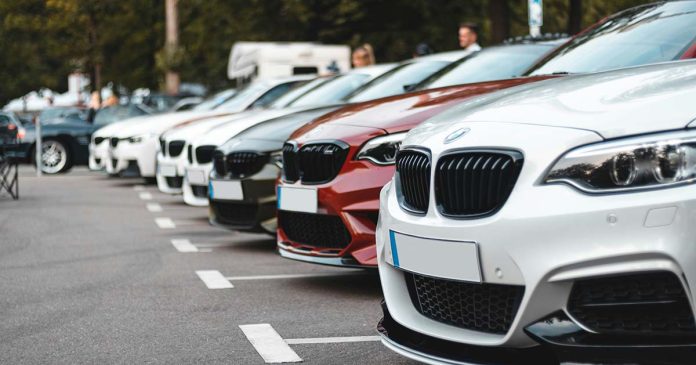 Atrasos na legalização de veículos importados Viaturas automóveis estacionadas, imagem ilustrativa da legalização de veículos importados