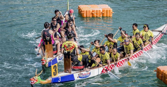 Lisboa Dragon Boat Festival com dois barcos e respetivas tripulações em atividade
