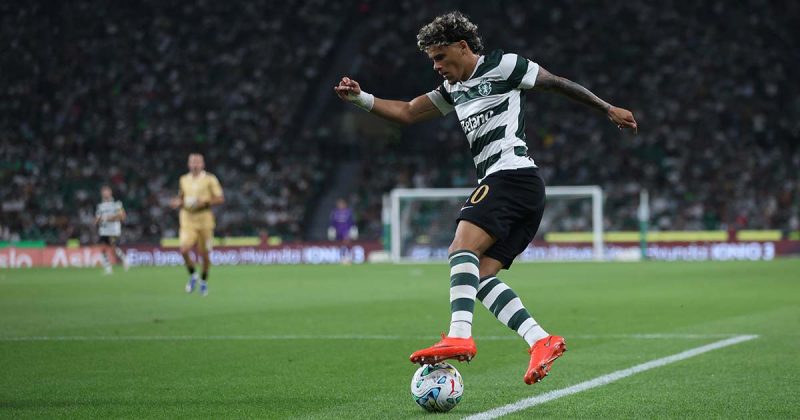 O internacional Maxi Ara&uacute;jo controla a bola no meio-campo ofensivo no jogo do Sporting e do Nacional.