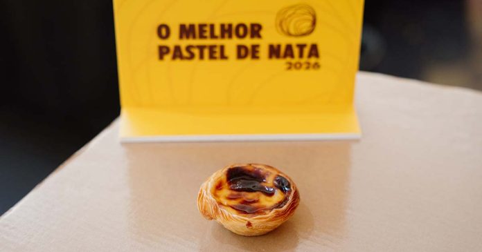Melhor Pastel de Nata 2026 Pastel distinguido no concurso Melhor Pastel de Nata 2026, com identificação do evento em segundo plano