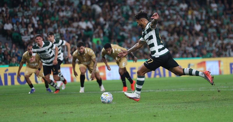 Luis Su&aacute;rez converte com sucesso uma grande penalidade que inaugura o marcador no jogo do Sporting e do Nacional.