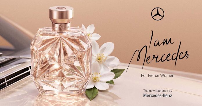 I Am Mercedes, o perfume feminino da Mercedes Frasco do perfume feminino da Mercedes I Am Mercedes junto a flores brancas