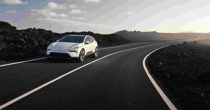 Polestar 4 SUV em vista frontal e lateral numa estrada