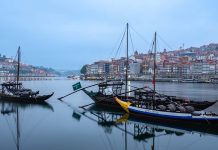 Port Wine Day 2026 aproxima novos públicos com Vintages e festa no Bolhão Barcos rabelos no Douro com pipas de Vinho do Porto. Alusão ao Port Wine Day 2026