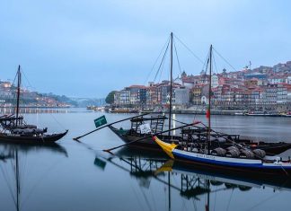 Port Wine Day 2026 aproxima novos públicos com Vintages e festa no Bolhão Barcos rabelos no Douro com pipas de Vinho do Porto. Alusão ao Port Wine Day 2026