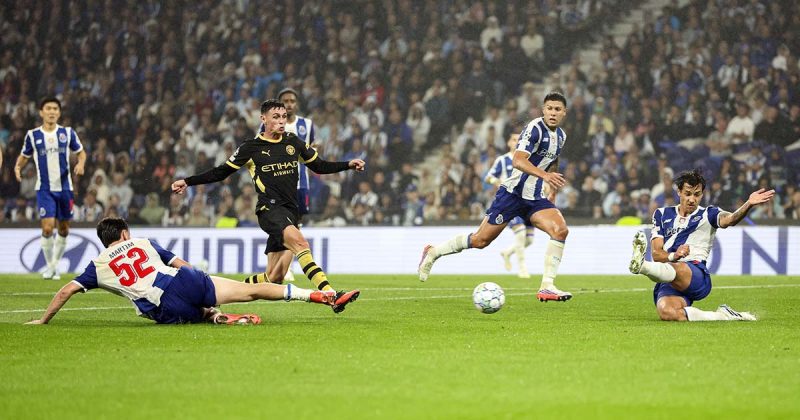Lance de ataque de Phil Foden travado pela defesa azul e branca durante o jogo Porto vs Manchester City
