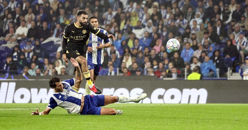 Interse&ccedil;&atilde;o defensiva num lance de bola dividida durante o jogo Porto vs Manchester City no Est&aacute;dio do Drag&atilde;o
