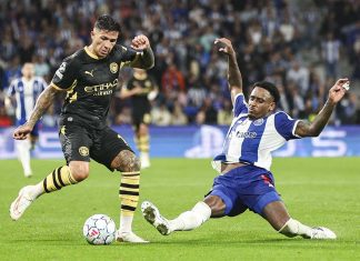 Porto vs Manchester City decidido por Haaland no Dragão Porto vs Manchester City com disputa de bola entre jogadores no Estádio do Dragão