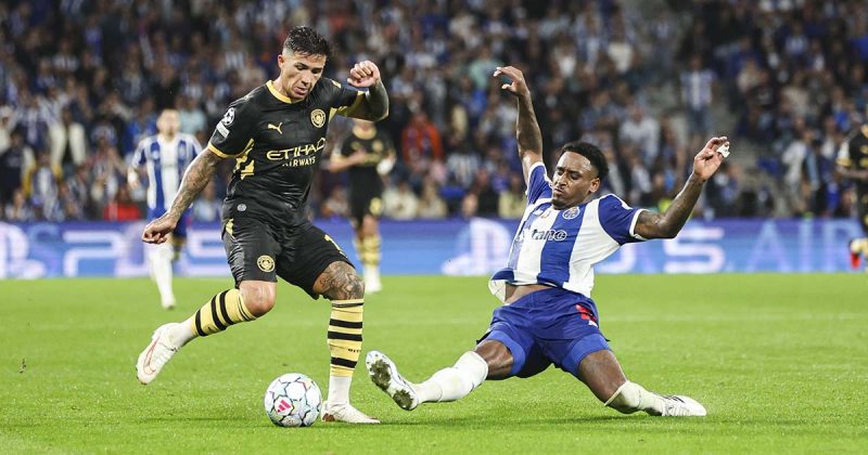 Porto vs Manchester City com disputa de bola entre jogadores no Est&aacute;dio do Drag&atilde;o