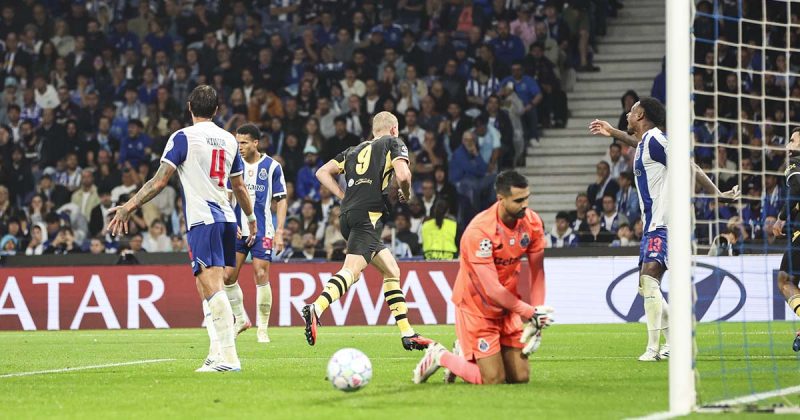 Erling Haaland festeja o golo ap&oacute;s bater Diogo Costa no jogo Porto vs Manchester City no Est&aacute;dio do Drag&atilde;o