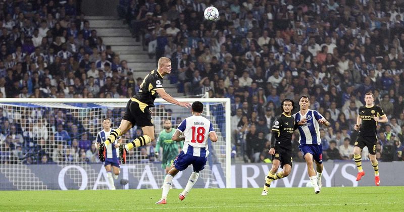 Porto vs Manchester City com Erling Haaland a disputar uma bola a&eacute;rea no Est&aacute;dio do Drag&atilde;o