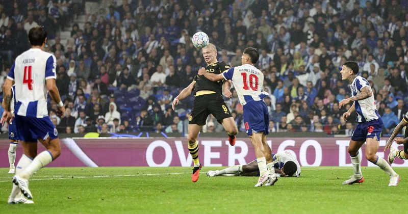 Erling Haaland ganha nas alturas para cabecear na &aacute;rea durante o jogo Porto vs Manchester City