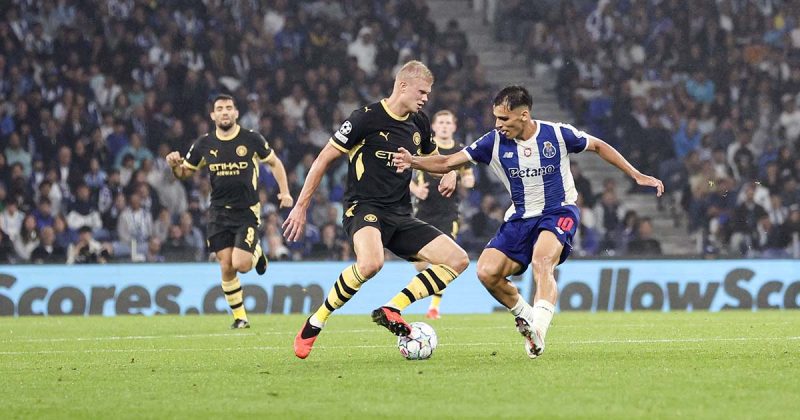 Erling Haaland conduz a bola sob a press&atilde;o defensiva de Nehu&eacute;n P&eacute;rez no jogo Porto vs Manchester City