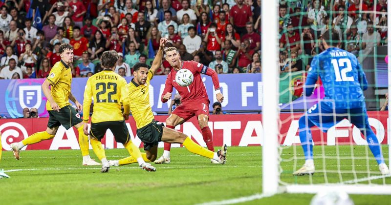 Portugal - Gales: Cristiano Ronaldo disputa a bola na &aacute;rea, diante dos defesas galeses e do guarda-redes Danny Ward