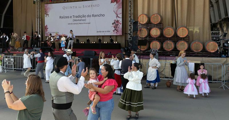 P&uacute;blico participa no workshop de rancho folcl&oacute;rico durante a Festa das Vindimas 2026.
