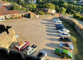 Ribacôa Clássicos põe o coração histórico de Portugal em movimento Automóveis clássicos estacionados junto a muralhas numa vista aérea durante o Ribacôa Clássicos